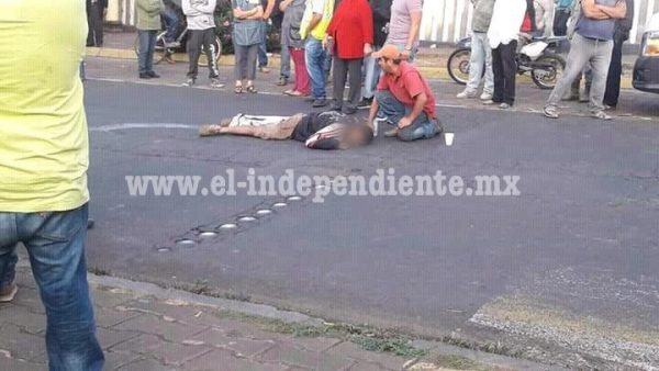 Grave motociclista tras ser arrollado por un tráiler, en Tingüindín