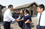 Compromete Gobernador acabar con escuelas “de palitos” en La Nueva Aldea