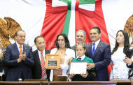 Asiste Gobernador a entrega de Medalla Michoacán al Mérito Docente