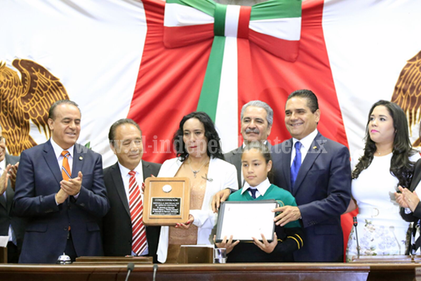 Asiste Gobernador a entrega de Medalla Michoacán al Mérito Docente