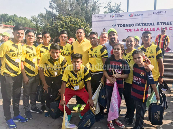 Ángel Macías acompañó a equipo representativo de Ixtlán al Torneo de Street Soccer