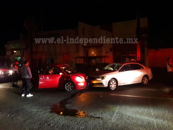 Choque de frente deja daños materiales en Zamora