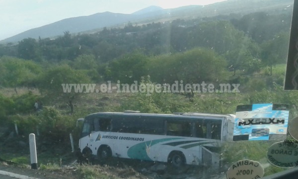 Tres pasajeros heridos al salirse autobús del camino
