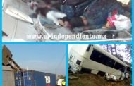 Tráiler choca contra autobús de personal; 4 jornaleros muertos y al menos 20 heridos