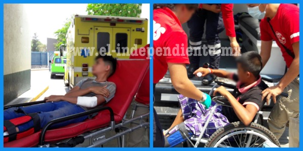 Dos adolescentes heridos al chocar su moto contra camioneta estacionada
