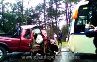 Choca camioneta contra autobús; muere un niño