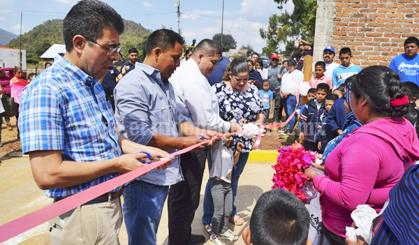 Arturo Hernández inauguró obra de pavimentación de calle en Aranza