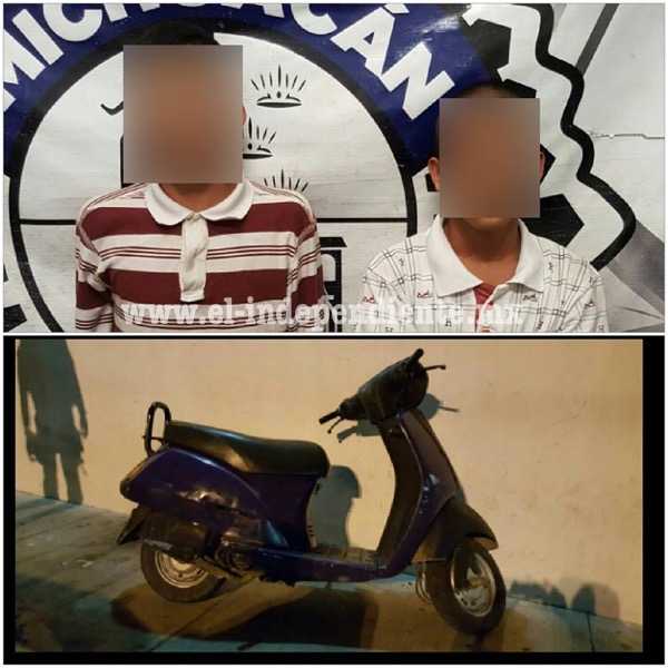 Aseguran a dos menores con motocicleta robada