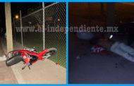 Motociclista embiste a dos adolescentes, choca contra poste y muere