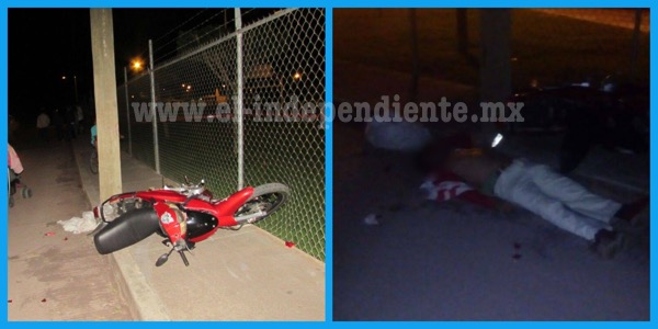Motociclista embiste a dos adolescentes, choca contra poste y muere