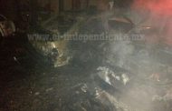 Se queman dos vehículos durante incendio de taller en Zamora