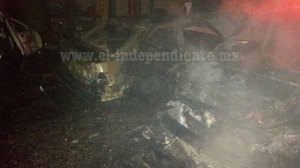 Se queman dos vehículos durante incendio de taller en Zamora