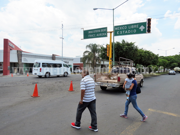 Conductores piden reforzar seguridad en semáforo de cruce en Juárez y López Mateos