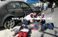Albañil motorizado muere al estrellarse contra un auto en Zamora