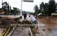 Tromba pega en Tlazazalca, hay un muerto, 10 árboles caídos y varias casas afectadas