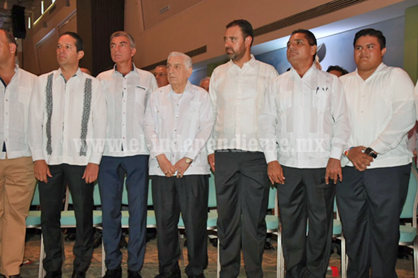 Asiste Silvano Aureoles a informe de Gobernador de Campeche