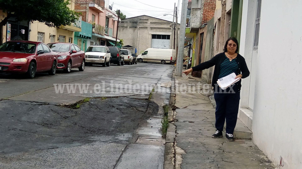 Vecinos de la calle Leona Vicario temen se genere un socavón