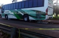 Autobús de la línea Occidente arrolla a joven pareja en Tingüindín; él murió