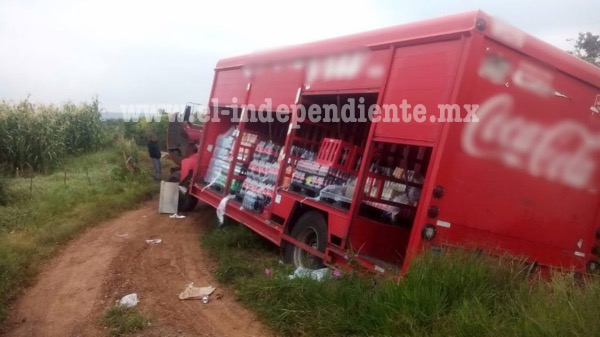 Policía Michoacán recupera camión repartidor robado con violencia y libera a sus tres ocupantes