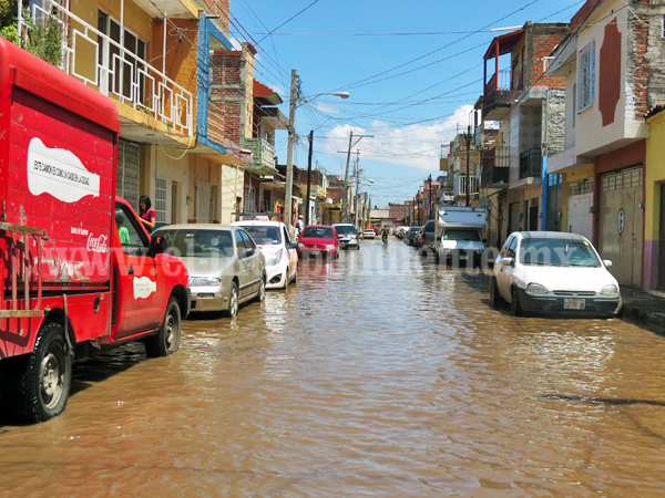 Vecinos de la colonia centro amanecieron afectados por exceso de agua en vialidades