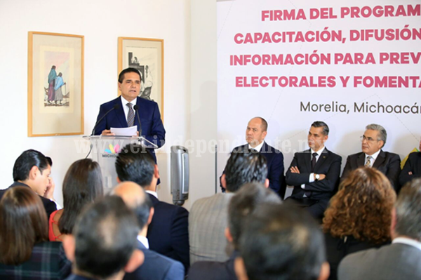 Firma Silvano Aureoles Programa para Prevenir Delitos Electorales