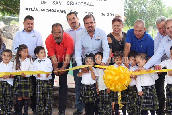 Alcalde de Ixtlán mejora infraestructura educativa de preescolar