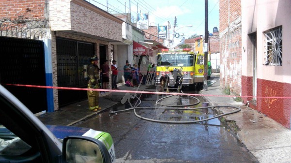 Bomberos de Zamora salvan a discapacitado de morir quemado