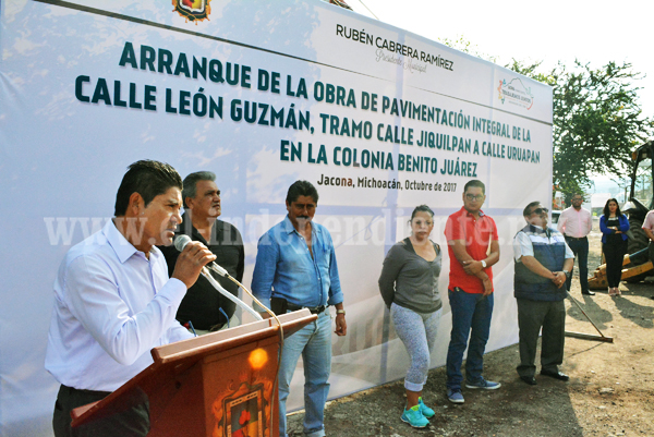 Inició pavimentación integral de la calle León Guzmán  en Jacona