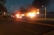 Con bombas molotov provocan incendio de lote de autos usados en Zamora