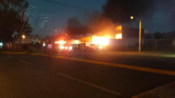 Con bombas molotov provocan incendio de lote de autos usados en Zamora