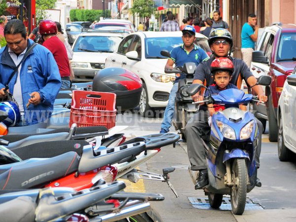 Motociclistas cumplen forzadamente regla para usar casco de protección
