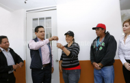 Entrega Silvano Aureoles viviendas a damnificados del 2010 en Angangueo