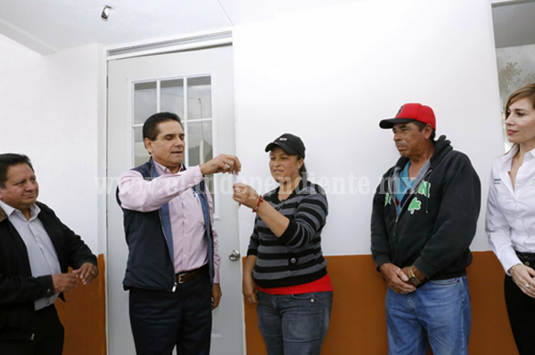 Entrega Silvano Aureoles viviendas a damnificados del 2010 en Angangueo