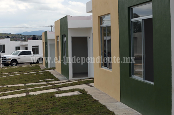 Cumple Gobernador con entrega de viviendas a elementos de Policía Michoacán