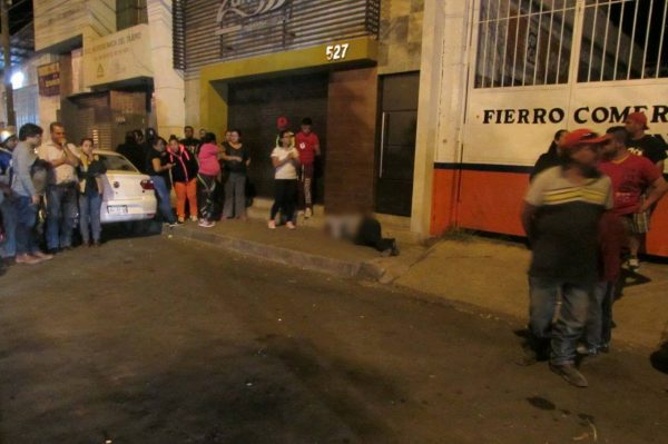 Pistoleros ultiman a un hombre la Avenida Juárez