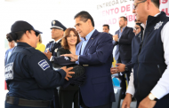 Entrega Silvano Aureoles uniformes a policías de 102 municipios