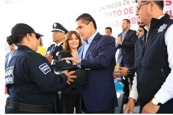 Entrega Silvano Aureoles uniformes a policías de 102 municipios