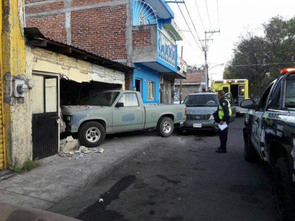 Dormita y se estrella contra una camioneta estacionada y un inmueble en Zamora