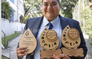 Alcalde de Tangancícuaro recibe dos premios y mención honorifica