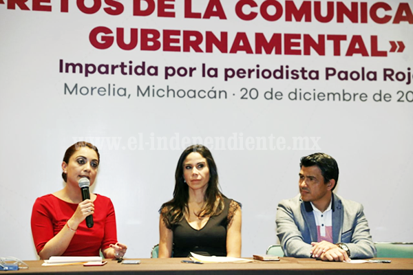 Imparte Paola Rojas conferencia a enlaces de comunicación del Gobierno del Estado