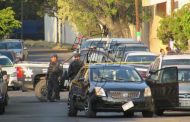 Policías rescatan a 4 rehenes de empistolado que disparó en la plaza principal de Zamora