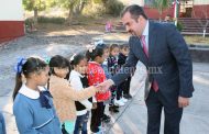Alcalde de Ixtlán acompañó a escolares en su arranque de clases