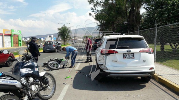 Grave motociclista tras chocar contra camioneta estacionada, en Zamora
