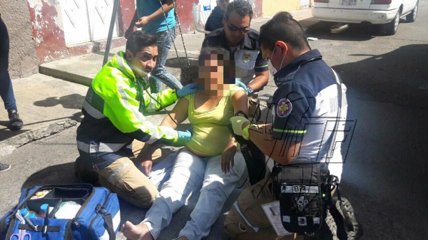 Mujer resulta herida a ser atropellada por una patrulla, a decir de los vecinos