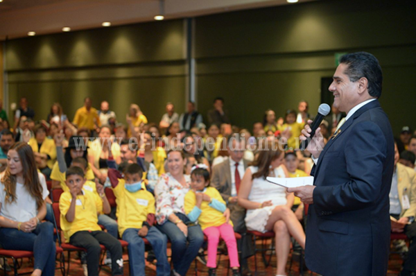 Compromete Gobernador garantizar tratamiento a niñas y niños con cáncer