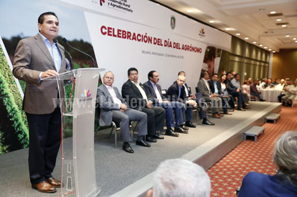 Asume Silvano Aureoles compromisos con el sector agrónomo michoacano 