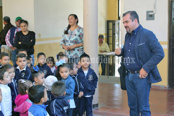 Ángel Macías refrendó su compromiso con la educación en su municipio