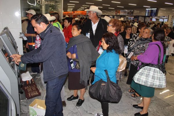 Adultos mayores de Ixtlán volaron para reunirse con sus hijos