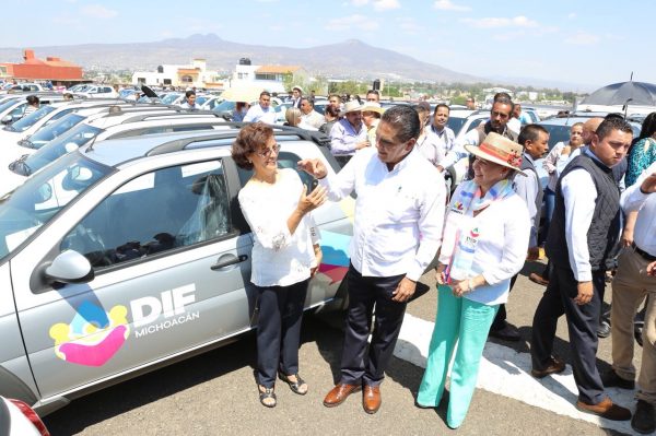Cumple Gobernador Silvano Aureoles con DIF Municipales; entrega 113 camionetas de apoyo