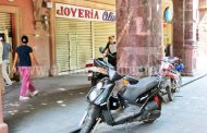 Crece molestia de comerciantes contra motociclistas por usar cajones de estacionamiento